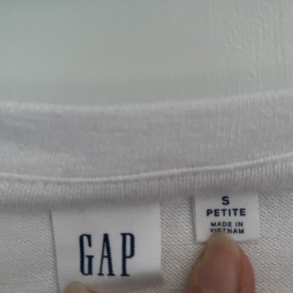 GAP Women’s Top - Picture 3 of 3